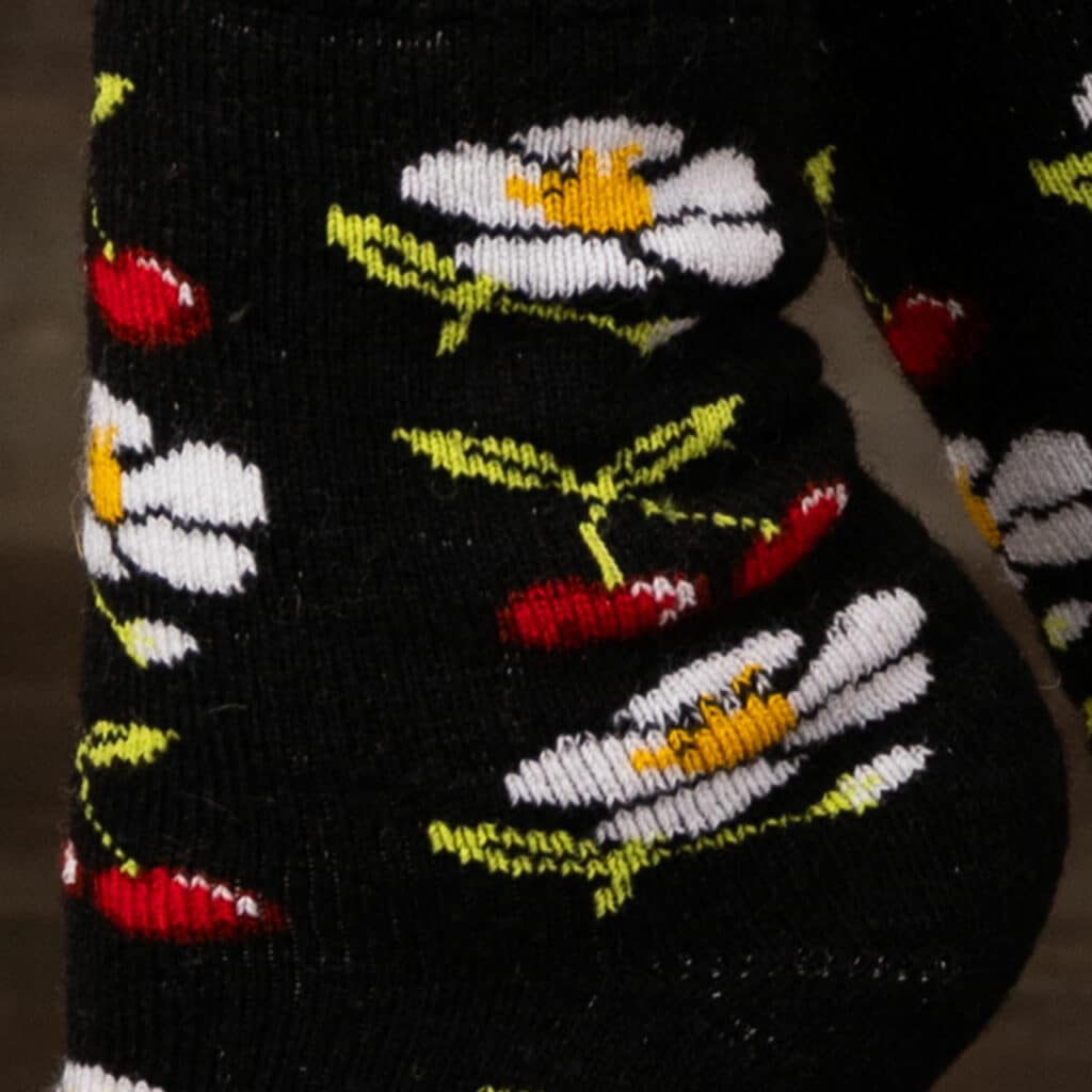Wollen sokken in zwart met mooi kersen en bloemen motief. Gemaakt van zuivere schapenwol.
