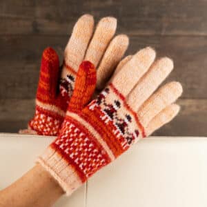 Prachtige warme wollen handschoenen in zalm roze en oranje, met mooi poppetjes motief. Warme handschoenen voor liefhebbers van kleuren. Deze handschoenen zijn gebreid van zuivere schapenwol. Als jij je handen echt wilt verwennen, dan kun je dat doen moet deze warme handschoenen. Je voelt het ambacht en de kwaliteit, wanneer je ze in handen hebt! Deze handschoenen zijn puur natuur. Schapenwol is ademend en heeft van nature een isolerende werking. Leuk cadeautje voor verjaardag of feestdagen!