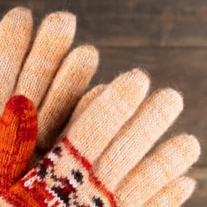 Prachtige warme wollen handschoenen in zalm roze en oranje, met mooi poppetjes motief. Warme handschoenen voor liefhebbers van kleuren. Deze handschoenen zijn gebreid van zuivere schapenwol. Als jij je handen echt wilt verwennen, dan kun je dat doen moet deze warme handschoenen. Je voelt het ambacht en de kwaliteit, wanneer je ze in handen hebt! Deze handschoenen zijn puur natuur. Schapenwol is ademend en heeft van nature een isolerende werking. Leuk cadeautje voor verjaardag of feestdagen!
